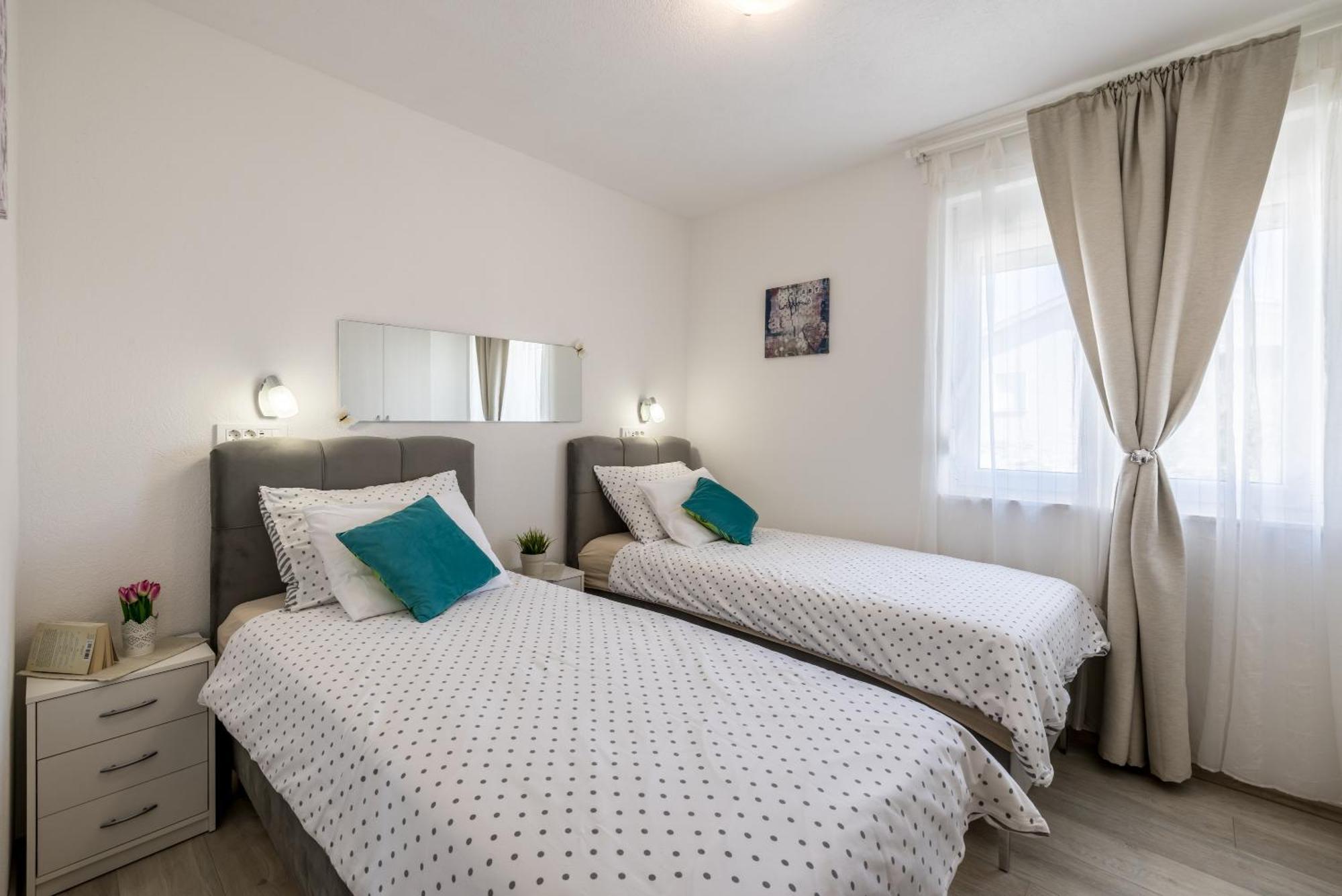 Apart Sa Terasom 250M Od Plaze,Parking,Wi Fi,Rostilj Trogir Exterior photo
